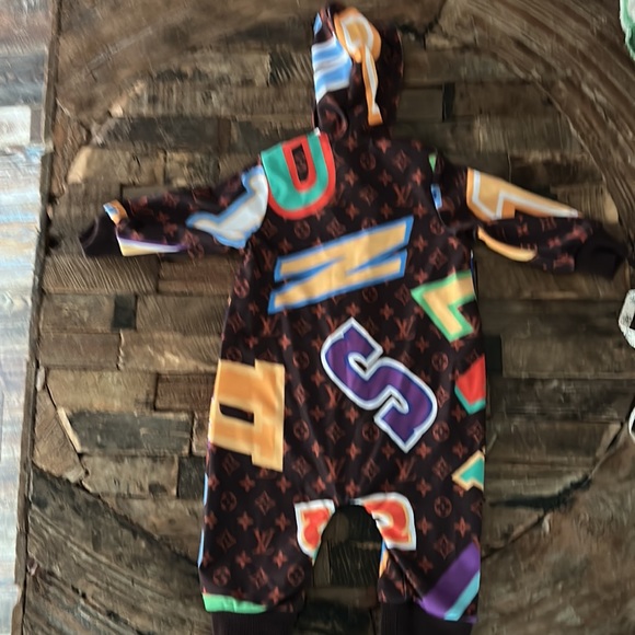 Rich Boys ‘ LV in the Mix’ hooded zip front onsie size 12-18 months preloved - Picture 7 of 9